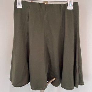 Green skirt. Med